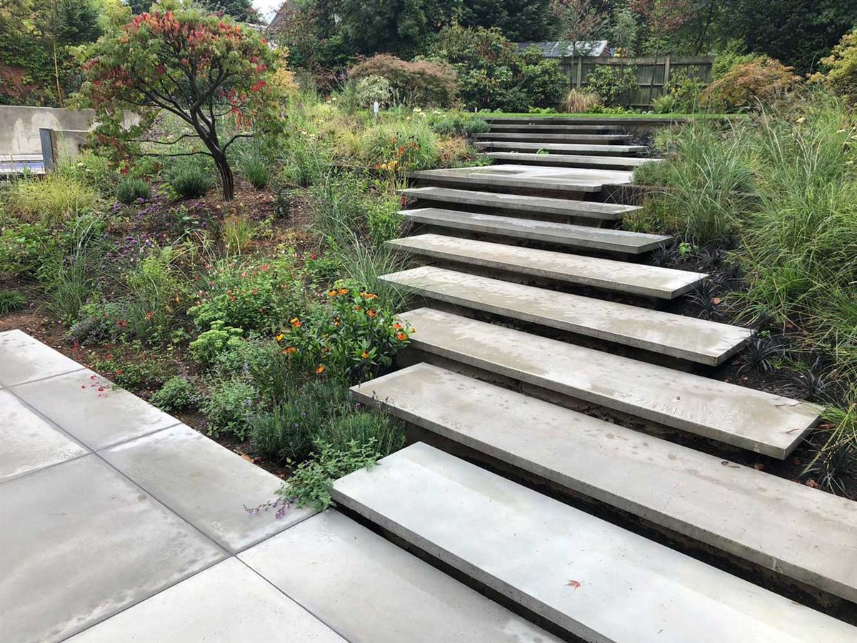 Floating concrete steps
