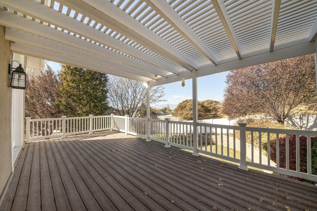 Terrace of a house shaded by a pergola roof